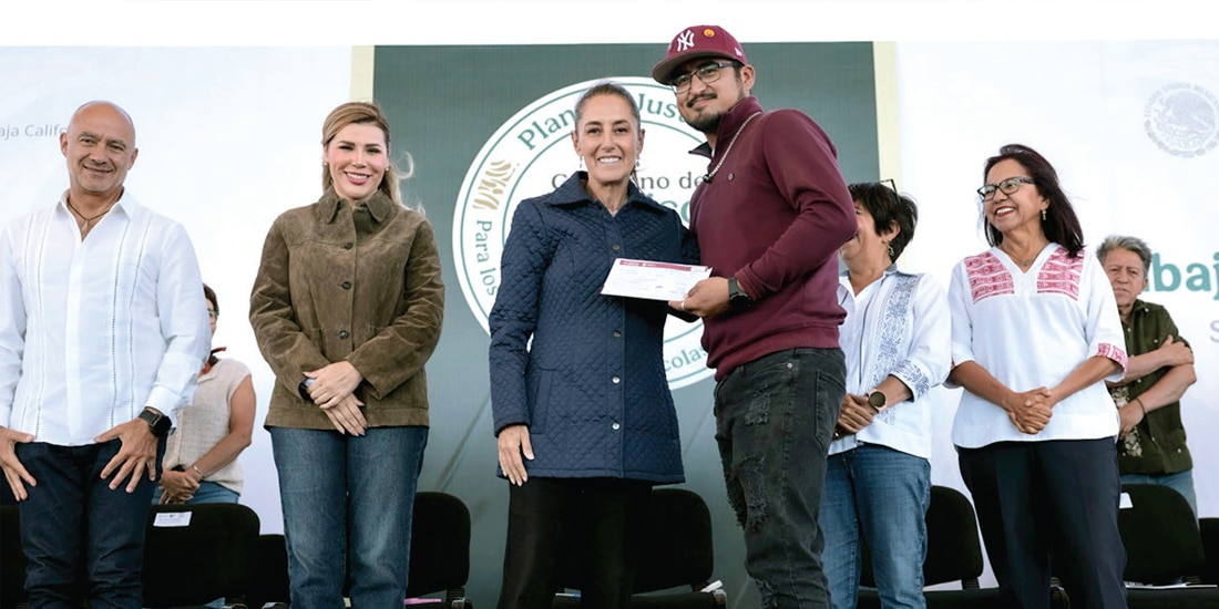 RECONOCIMIENTO a trabajadores del municipio de Baja California, ayer