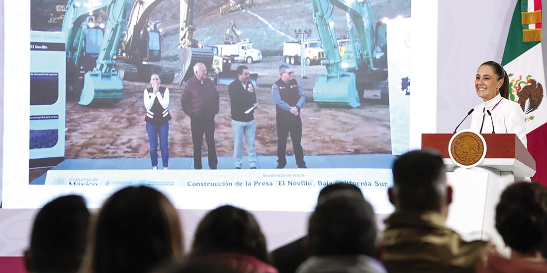 LA PRESIDENTA, ayer, en Palacio y vía remota Efraín Morales (centro).