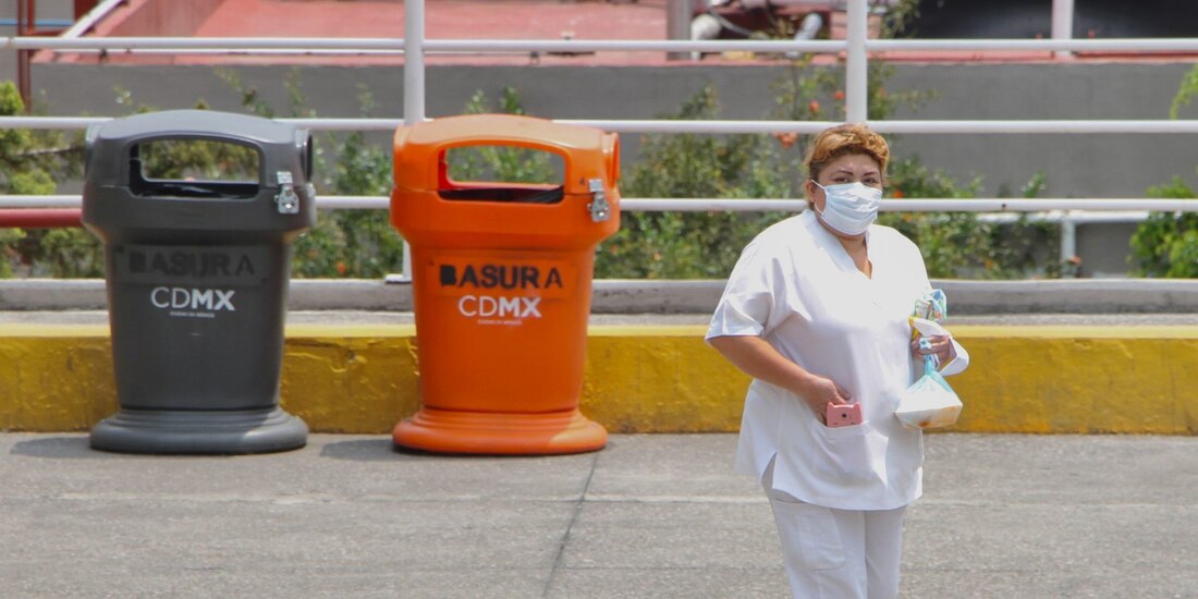 Una enfermera camina afuera del Hospital Enrique Cabrera en la Ciudad de México.