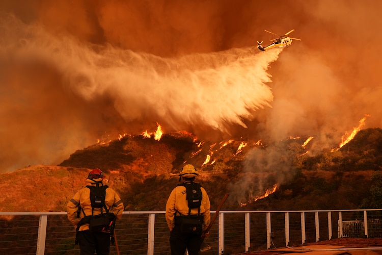El incendio Palisades en Mandeville Canyon en Los Ángeles, el pasado sábado 11 de enero.