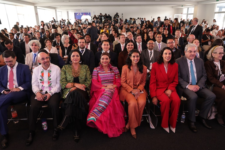Clara Brugada (centro) inaugura el 4to. World Sports Tourism Congress en el Autódromo Hermanos Rodríguez.