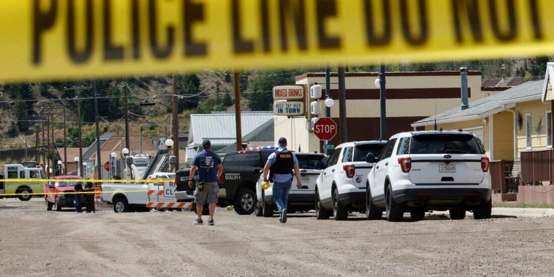 Policías y otros miembros de personal de emergencia tras un tiroteo registrado en Anaconda, Montana, el viernes 1 de agosto de 2025.