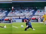 Uriel Antuna tuvo una dura caída durante el partido de Pumas.