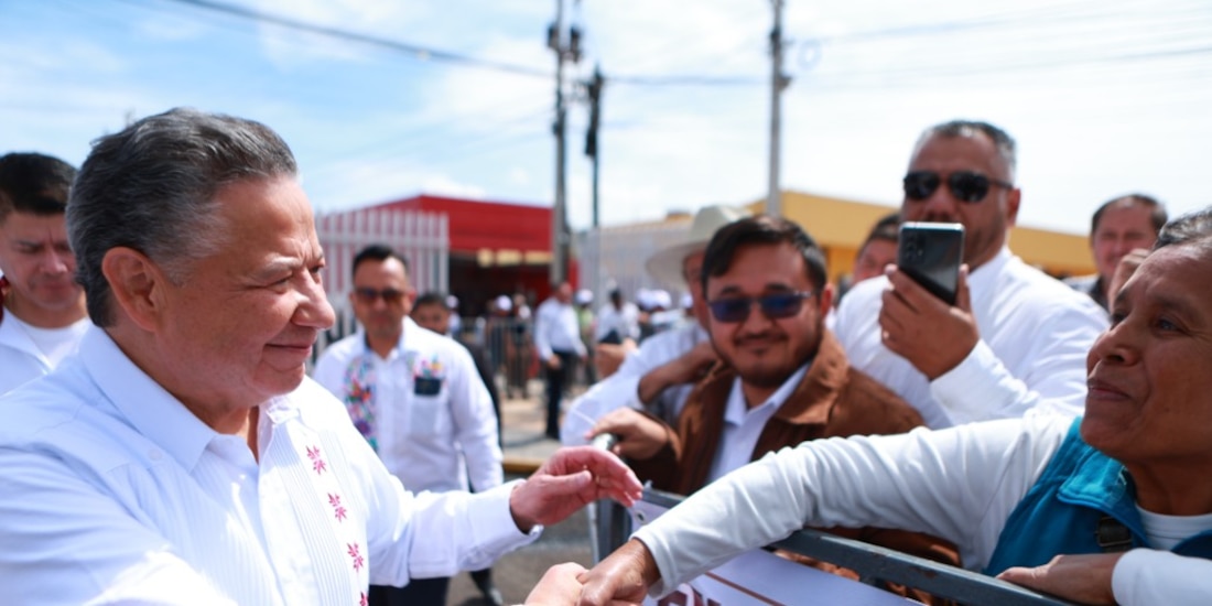 El Gobernador constitucional saludando a hidalguenses.