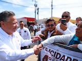 El Gobernador constitucional saludando a hidalguenses.