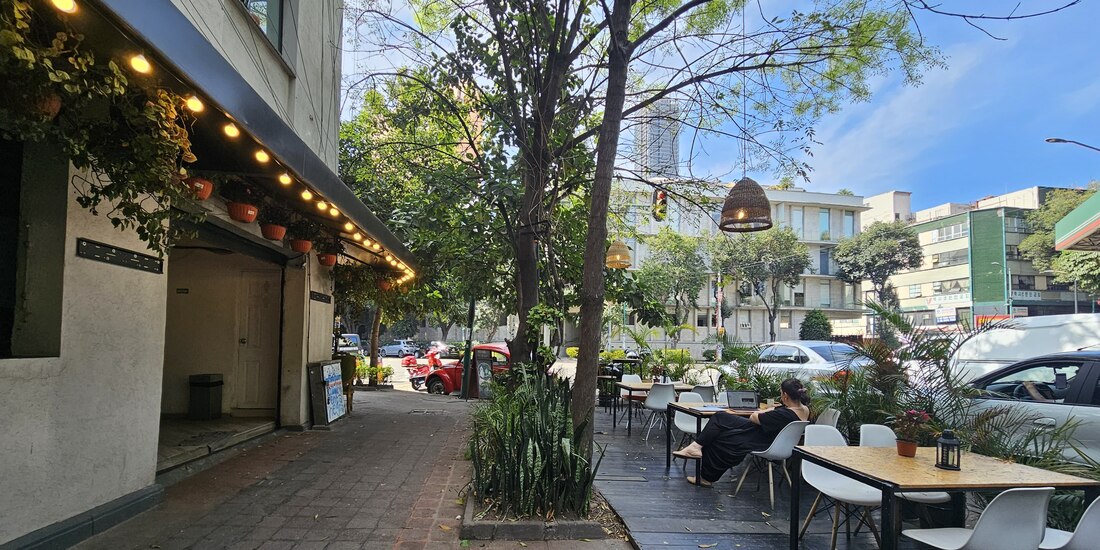 Holland Waffles tiene mesas debajo de la acera, en Versalles 78.