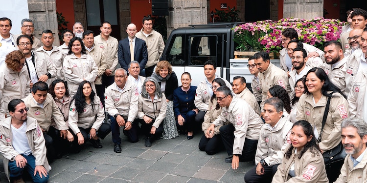 EL EQUIPO del vehículo mexicano posa con la Presidenta, ayer