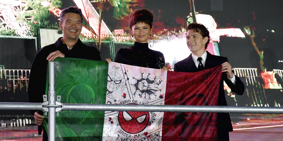 EL DIRECTOR (izq.) y los actores con la bandera.