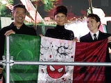 EL DIRECTOR (izq.) y los actores con la bandera.