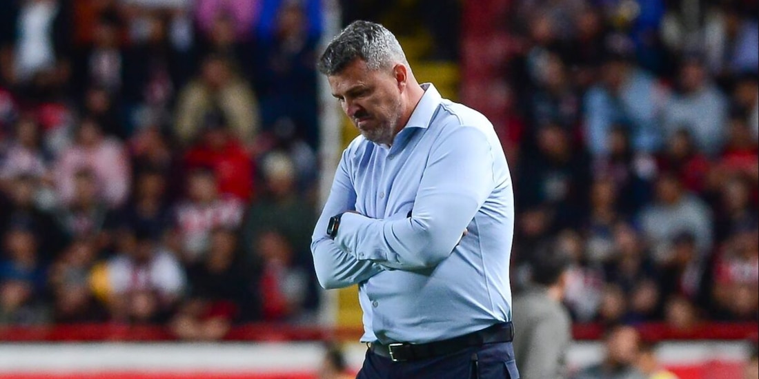 Óscar García se lamenta durante un partido de Chivas en el Clausura 2025 de la Liga MX.