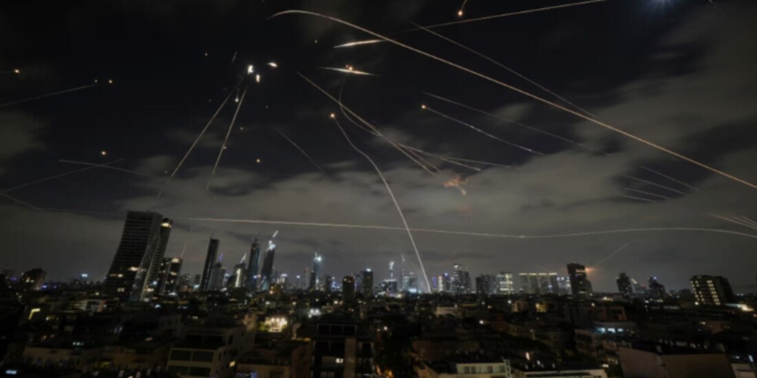 El sistema de defensa aérea israelí Cúpula de Hierro dispara para interceptar misiles durante un ataque iraní sobre Tel Aviv, Israel, ayer.