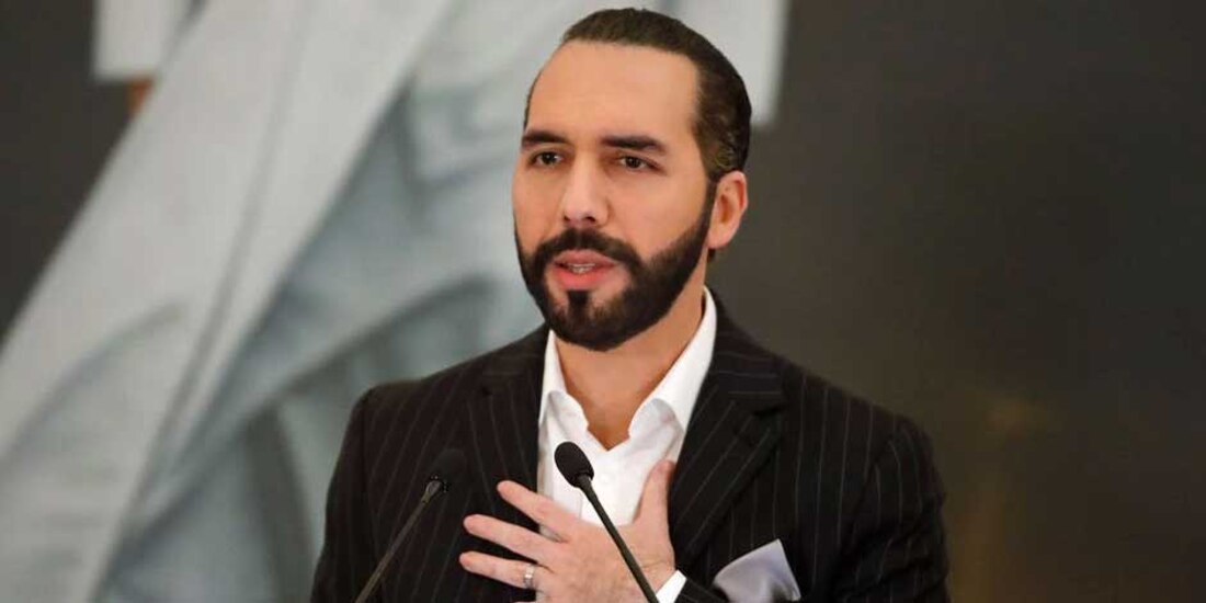 El presidente de El Salvador, Nayib Bukele, habla durante una conferencia de prensa en San Salvador