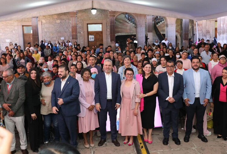 Mujeres beneficiarias reciben su apoyo económico mensual del Programa para el Bienestar en Morelia, Michoacán.