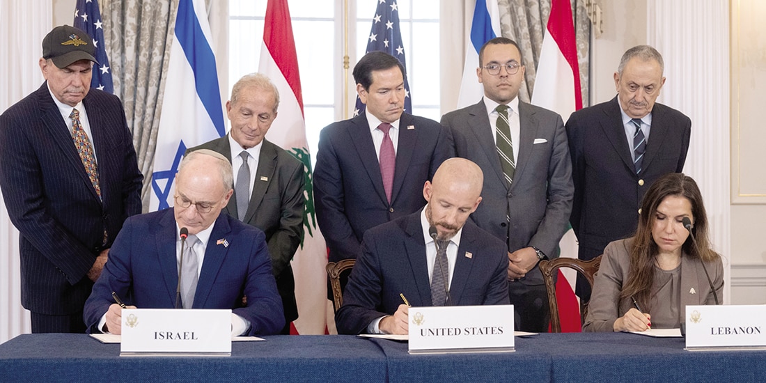 El secretario de Estado, Marco Rubio (centro, de pie), observa la firma del acuerdo entre las partes, ayer, en Washington.