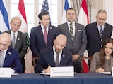 El secretario de Estado, Marco Rubio (centro, de pie), observa la firma del acuerdo entre las partes, ayer, en Washington.