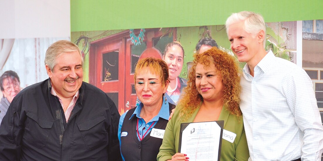 El mandatario mexiquense (der.) también dio 44 mil 500 títulos de propiedad en Chicoloapan; la mitad, a mujeres.