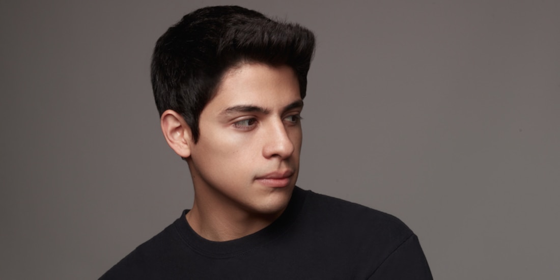 El promotor de la lectura, durante una sesión de fotos para promocionar su nuevo poemario.