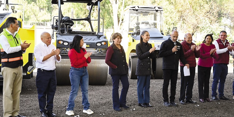 La presidenta Sheinbaum y la gobernadora Delfina Gómez, ayer.