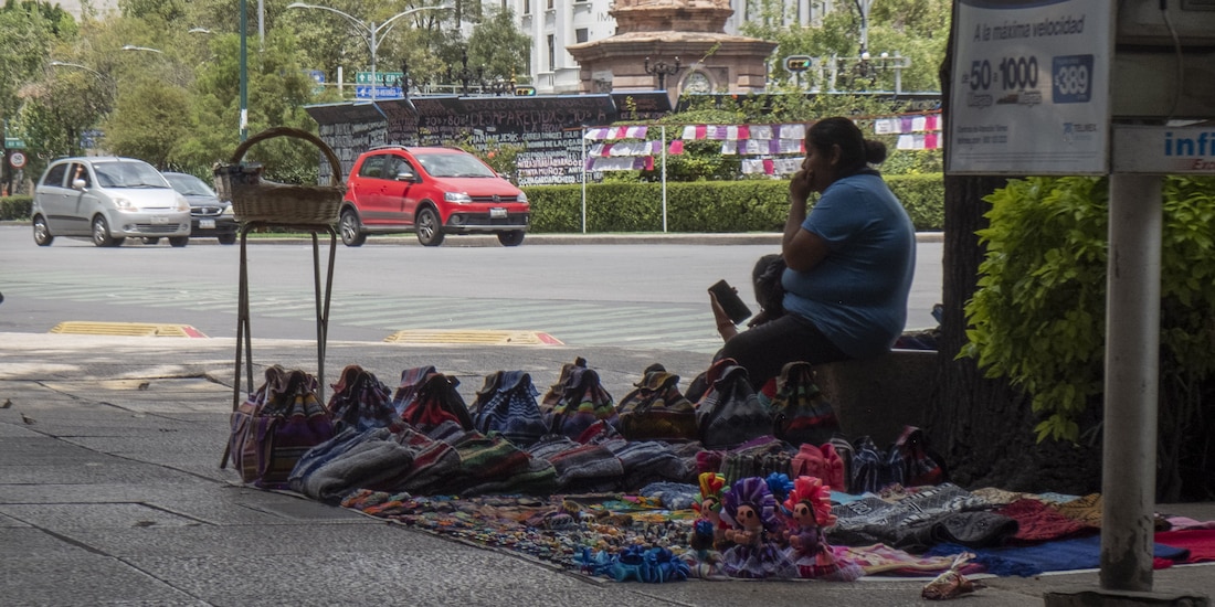Una persona vende artesanías en la calle, en una imagen de archivo. Informalidad se dispara en un mes; un millón se suma a esta condición