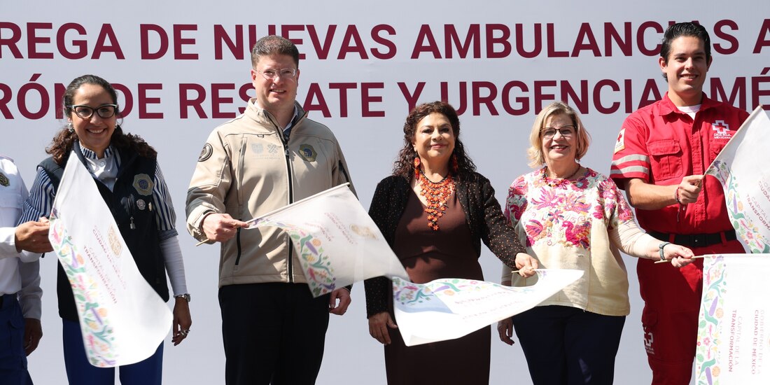 La Jefa de Gobierno de la capital, Clara Brugada, con otras autoridades locales.