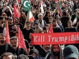 Miles de iraníes asisten al funeral del ayatola Ali Jamenei, ayer.