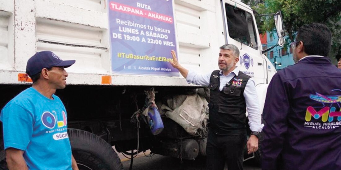 Mauricio Tabe y personal de limpia de la alcaldía Miguel Hidalgo, este fin.