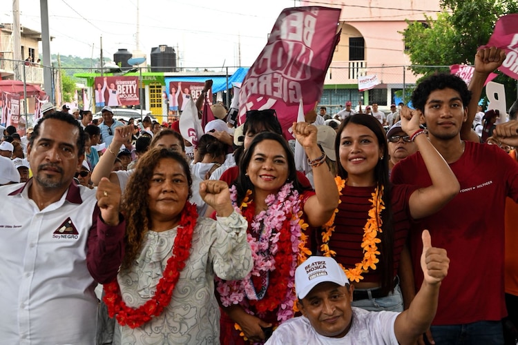 Zona poniente de Acapulco y Coyuca de Benítez arroparon a Beatriz Mojica.