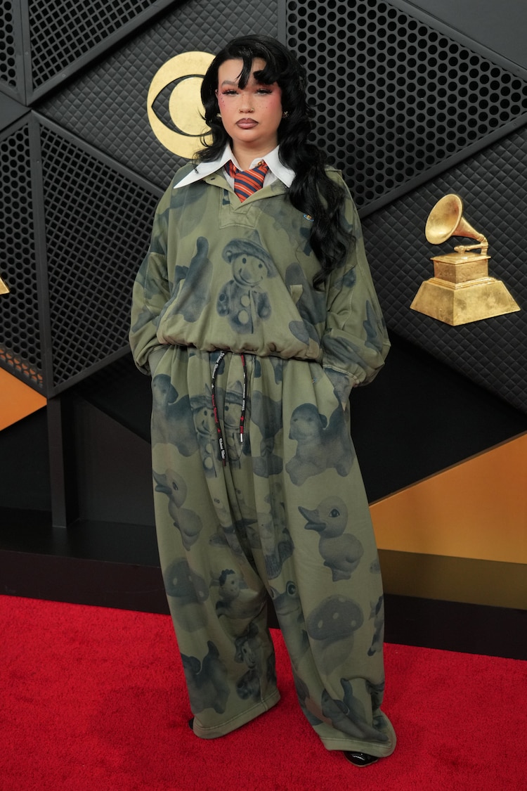 Lola Young en los Grammy 2026