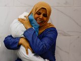 Una mujer palestina llora por la muerte de su hijo, resultado de ataques israelíes.