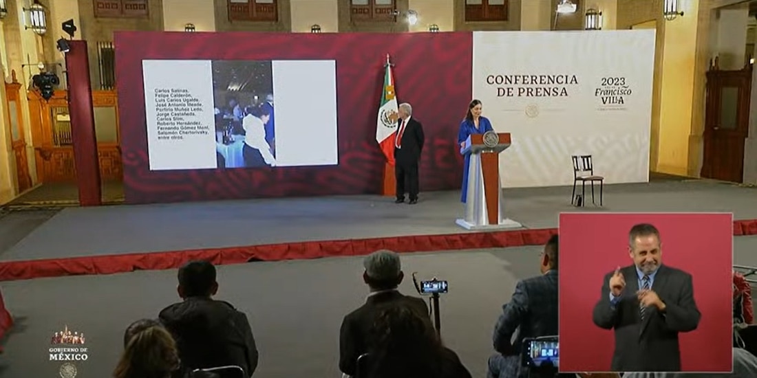 El presidente Andrés Manuel López Obrador muestra un video de una fiesta del jefe Diego, que grabó la senadora Xóchitl Gálvez, en la que asistieron Felipe Calderón y Carlos Salinas de Gortari.