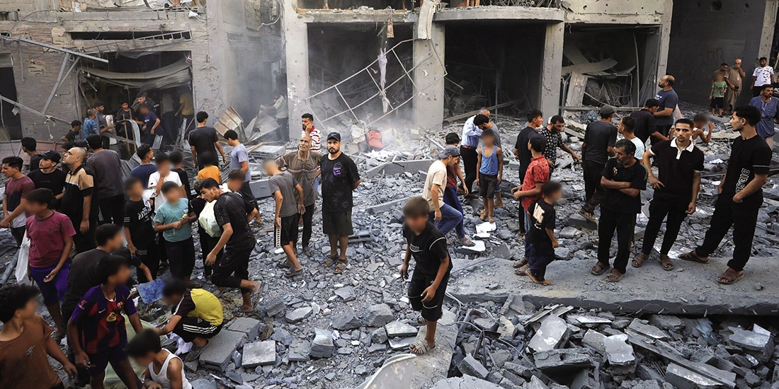 Palestinos inspeccionan el lugar de un ataque israelí en al-Shati, ayer.