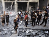 Palestinos inspeccionan el lugar de un ataque israelí en al-Shati, ayer.