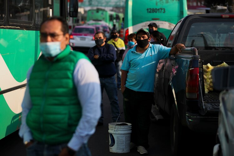 Pasajeros que esperan subir al transporte público usan cubrebocas en medio de la pandemia en la Ciudad de México, el 1 de junio de 2020.