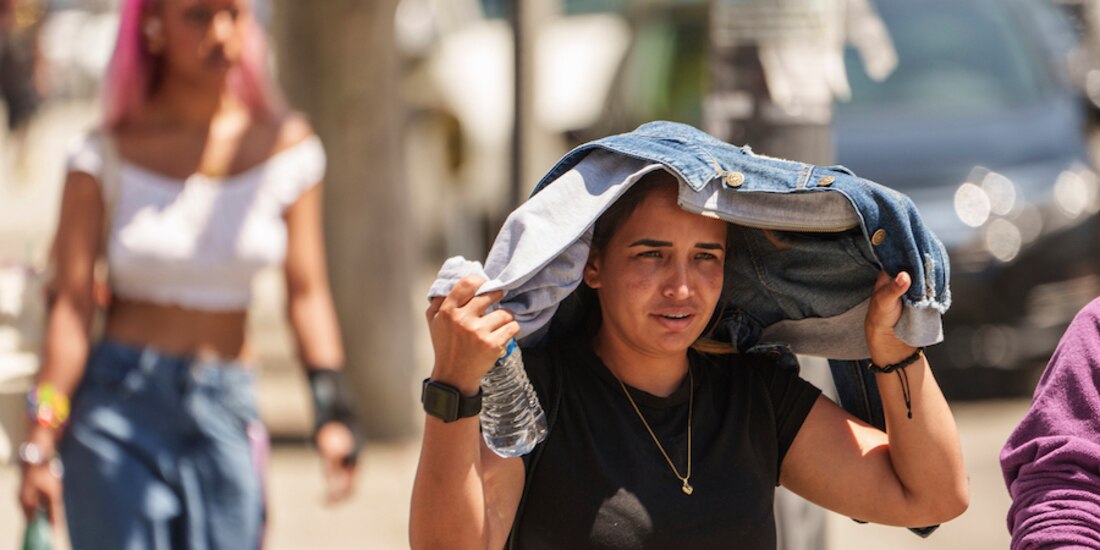 Ciudadanos se protegen de las altas temperaturas en Europa, ayer.