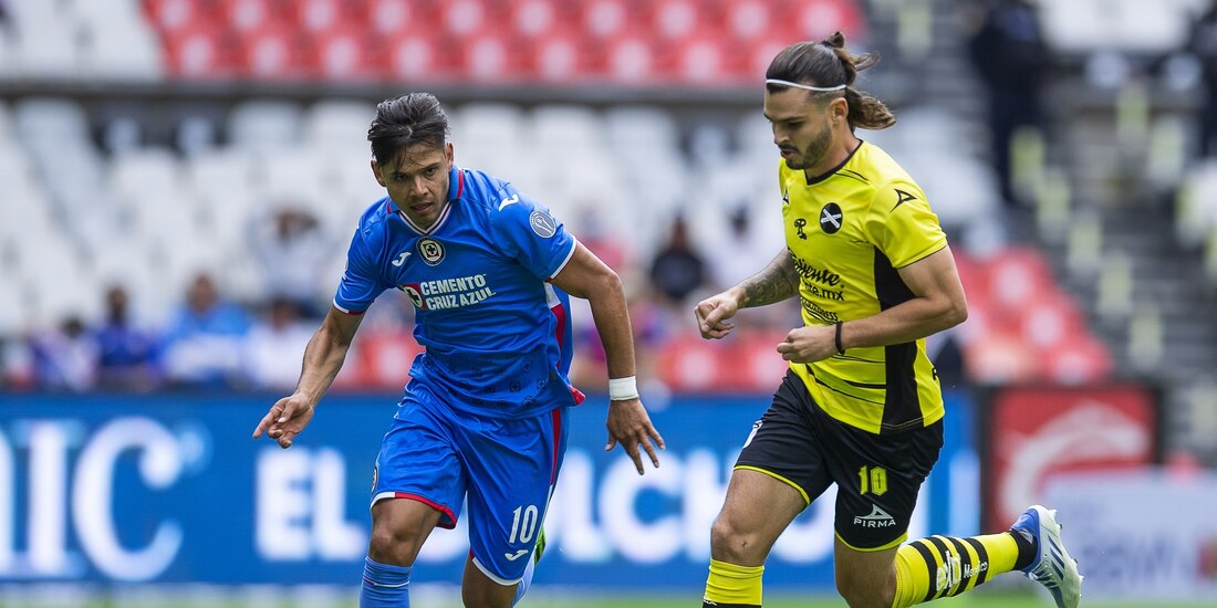 Ángel Romero de Cruz Azul y Nicolás Benedetti de Mazatlán durante el partido de Jornada 14 del Torneo Apertura 2022 de la Liga MX en el Estadio Azteca.