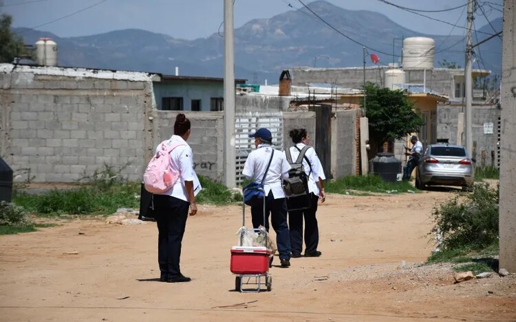 Brigadas de vacunación recorren colonias de Chihuahua como parte de la estrategia contra el sarampión.