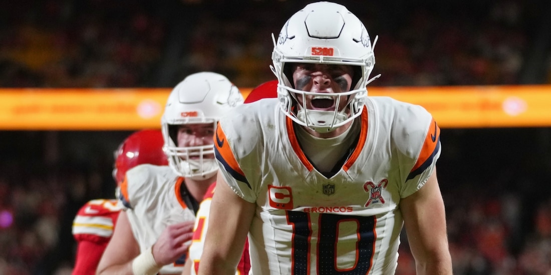 Bo Nix festeja su touchdown en la victoria de Broncos sobre Chiefs en la Semana 17 de la NFL.