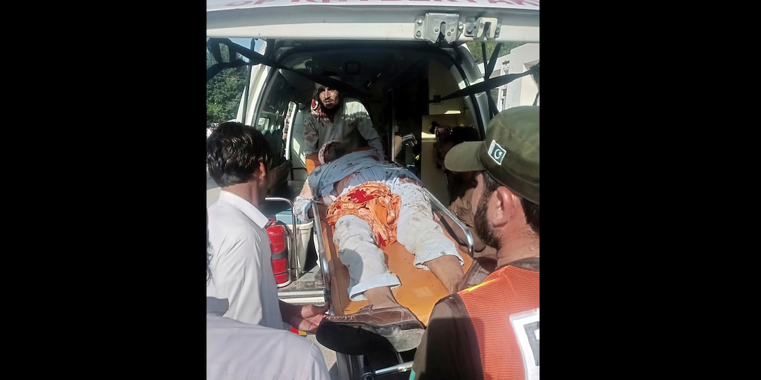 Rescatistas trasladan a un vehículo de emergencias a uno de los heridos, ayer.