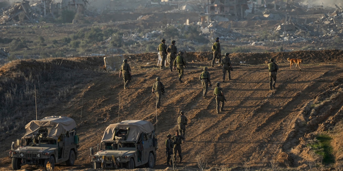 Soldados israelíes refuerzan posiciones cerca de la frontera con Gaza, ayer.