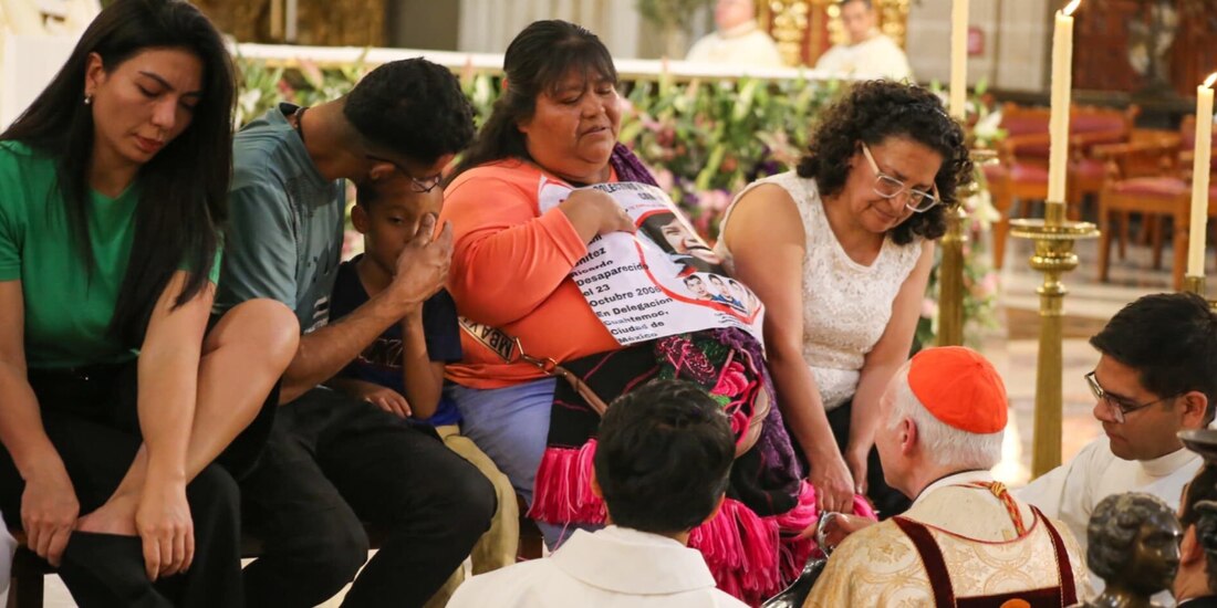 El arzobispo primado de México, Carlos Aguiar Retes, lavó los pies de madres buscadoras, ayer, en la Catedral Metropolitana de la capital.