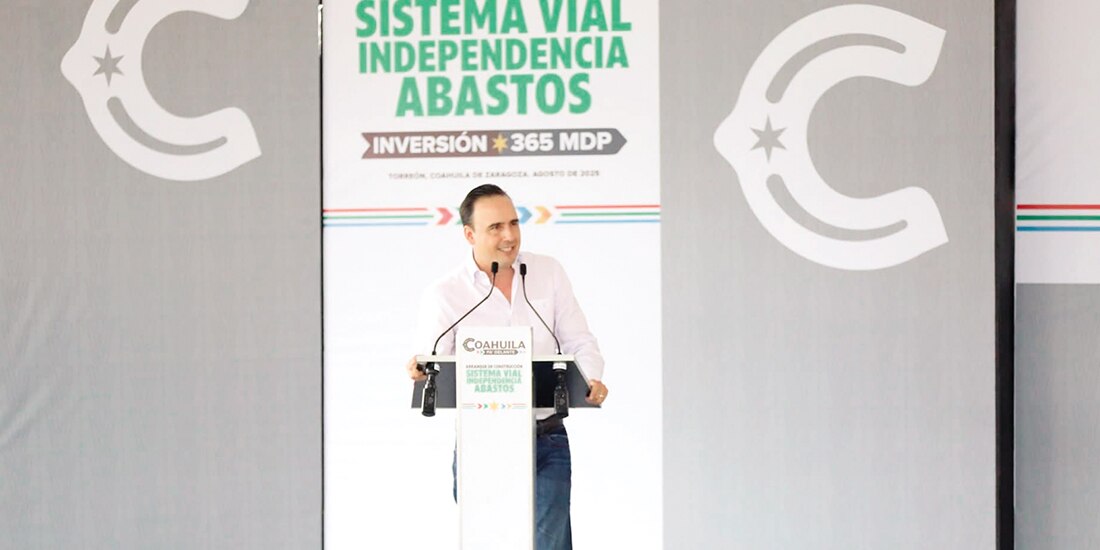 El gobernador de Coahuila, Manolo Jiménez Salinas, al dar el banderazo de salida de la construcción de una obra vial en la ciudad de Torreón, ayer.