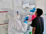 Personal sanitario realiza pruebas a ciudadano en Coahuila.