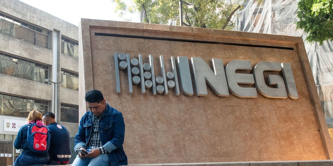 Una persona sentada frente al Inegi