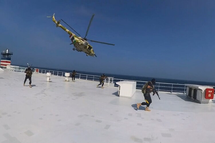 En fotos difundidas en redes sociales, se muestra a las fuerzas hutíes abordando el carguero Galaxy Leader el pasado domingo 19 de noviembre en el MarRojo, frente a las costas de Yemen, donde viajaban dos mexicanos, quienes quedaron en poder de los terror