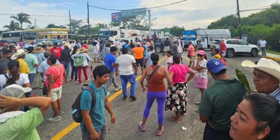 Este domingo se retiró el bloqueo en inmediaciones del Aeropuerto Internacional de Bahías de Huatulco.