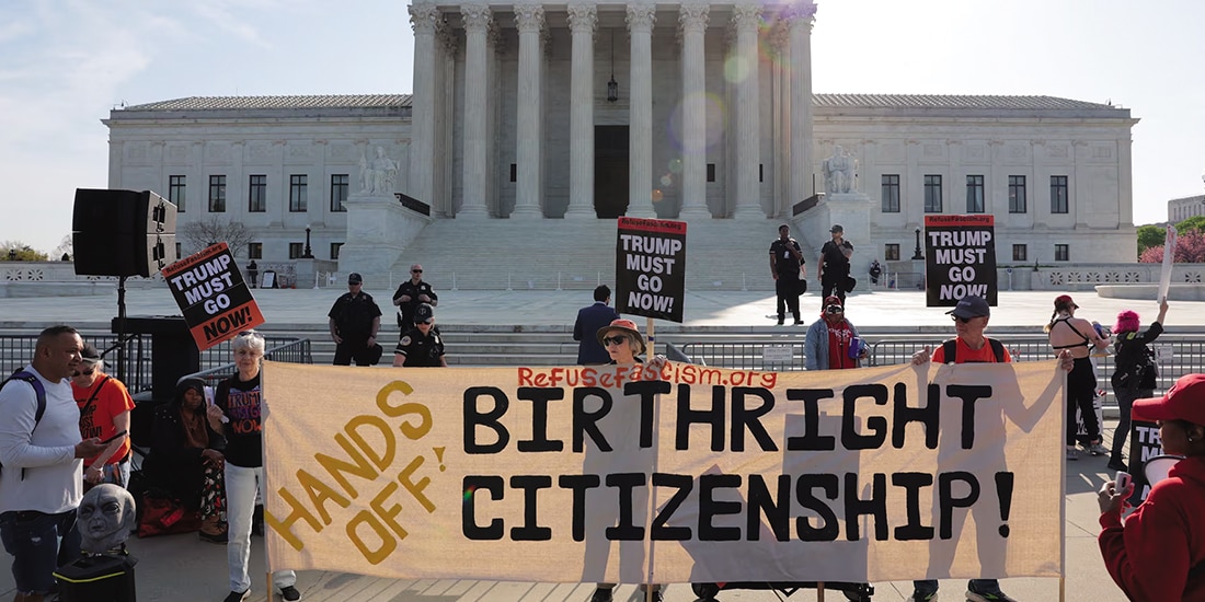 Un grupo de ciudadanos se manifiesta afuera de la Corte Suprema de Estados Unidos, ayer.