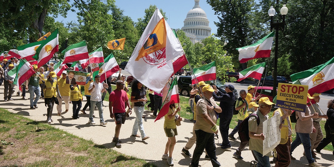 ESTADOUNIDENSES de origen iraní y los partidarios del Consejo Nacional de Resistencia de Irán protestan en Washington, el sábado.