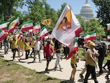 ESTADOUNIDENSES de origen iraní y los partidarios del Consejo Nacional de Resistencia de Irán protestan en Washington, el sábado.