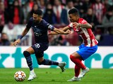 Reinildo Mandava, del Atlético de Madrid, persigue a Riyad Mahrez, del Manchester City, durante el choque entre ambas escuadras en el Wanda Metropolitano.
