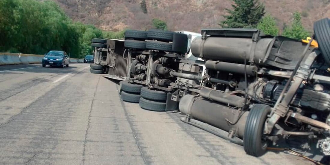 Usuarios de redes sociales reportaron tráfico en la México-Cuernavaca desde las 15:20 horas, debido al bloqueo de carriles por el accidente del tráiler.
